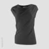 Schwarzes Kurazarm T-Shirt von bellaLEYK. Drei eingelegte Falten und Schrägzüge.