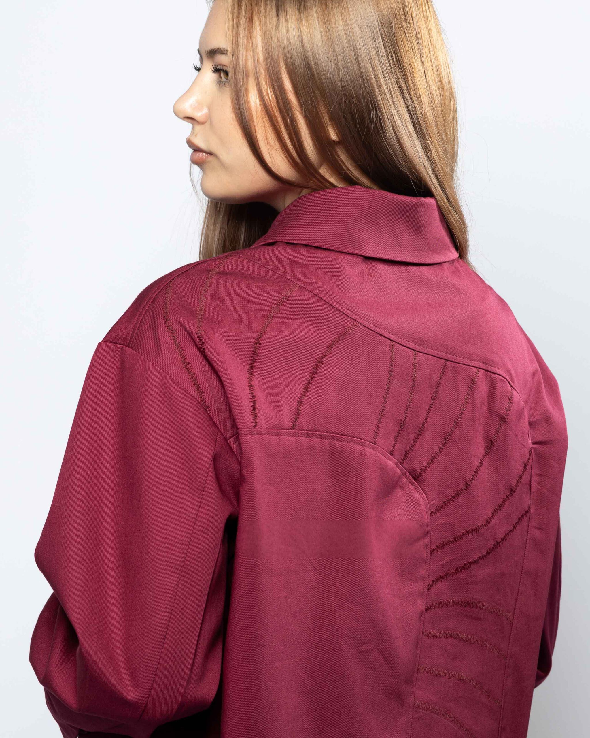 Blusenjacke „Multitudes“ aus weinroter Bio-Baumwolle – Bild 2