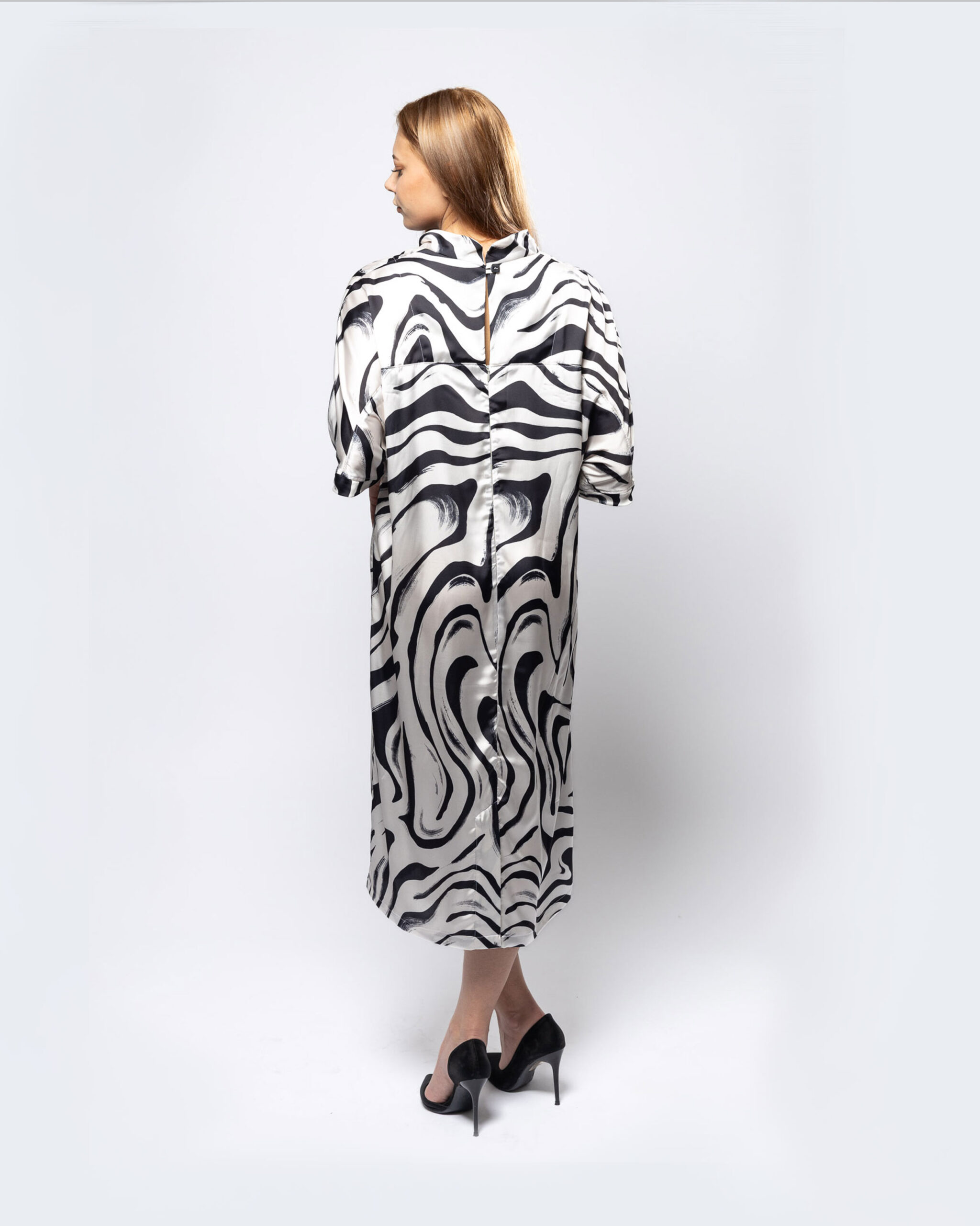 YinYang Kimonokleid – Schwarz-Weiß aus Deadstock-Material – Bild 2