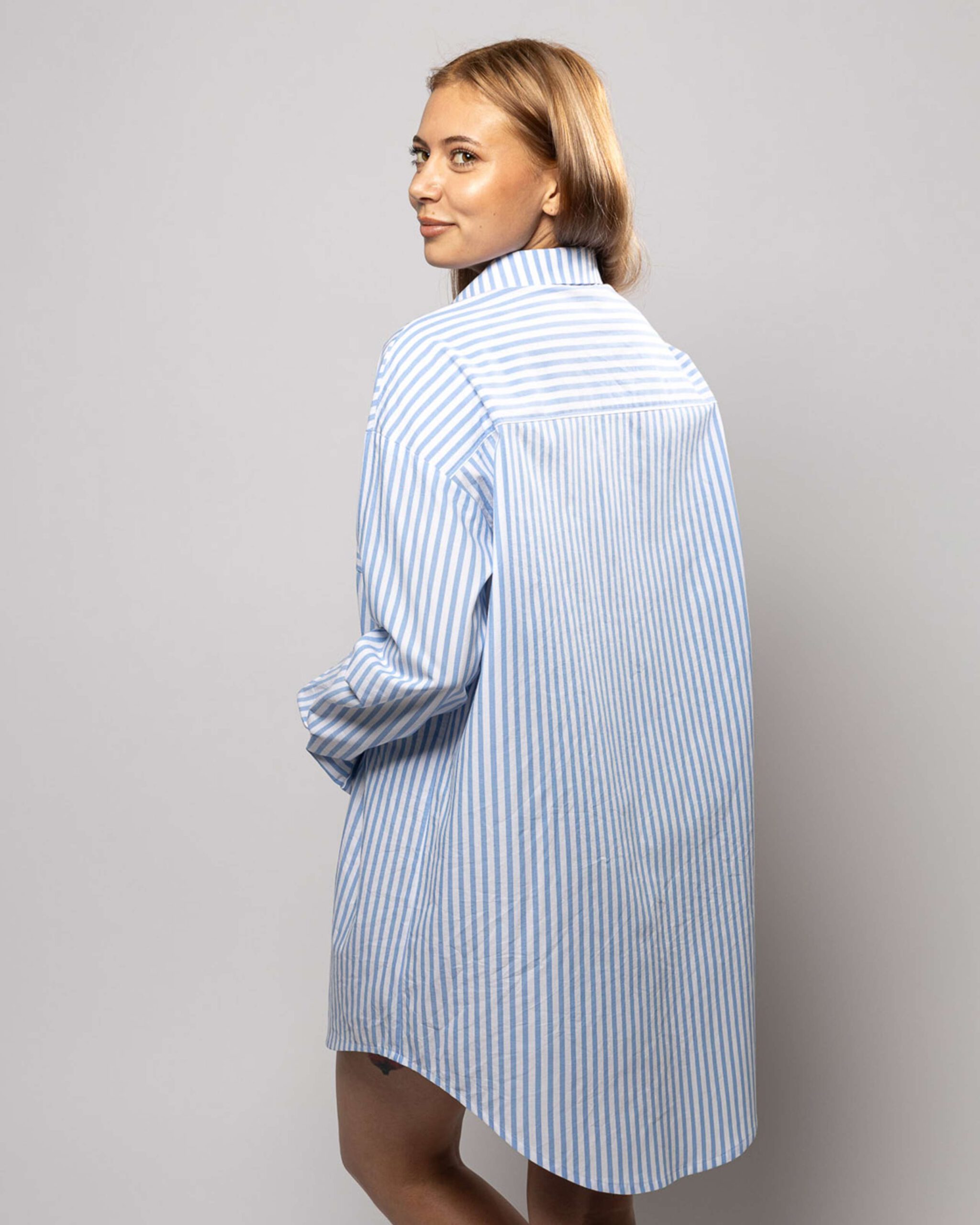 Hemdbluse „See Flowers“ aus Blau-Weißer Bio-Baumwolle – Bild 3